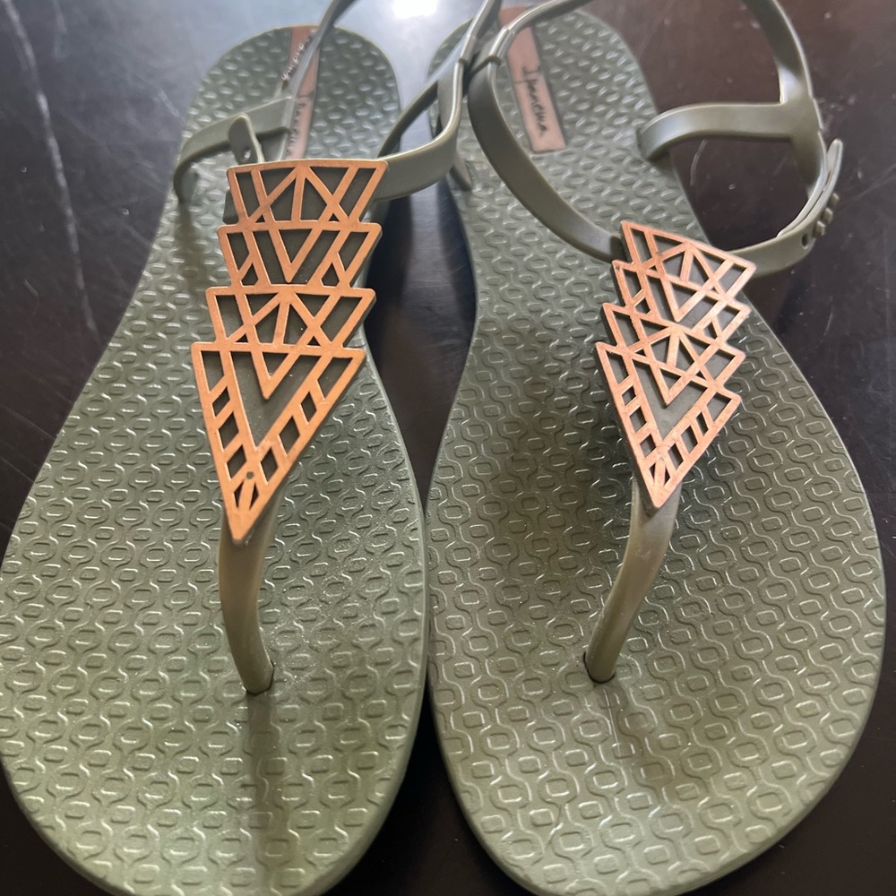 Like new olive green thong sandals